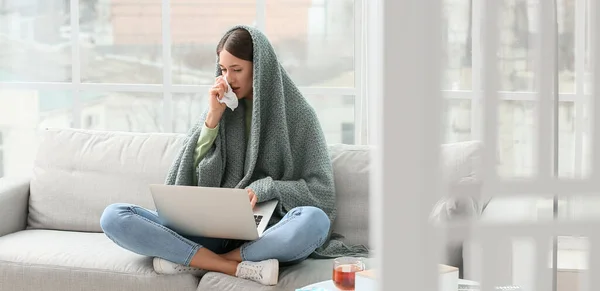 Jovem Doente Com Laptop Trabalhando Casa — Fotografia de Stock