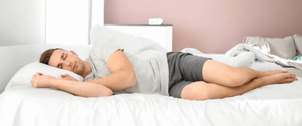 ベッドで寝ているハンサムな男 — ストック写真