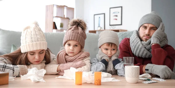 Família Doente Com Gripe Casa — Fotografia de Stock