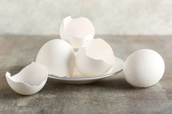 Plate Broken Egg Shells Grunge Background — Photo