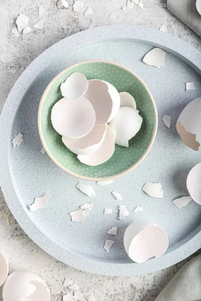 Tray Bowl Broken Egg Shells Grunge Background — Foto Stock