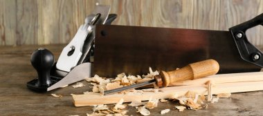 Carpenter'ın araçları üzerinde ahşap masa seti