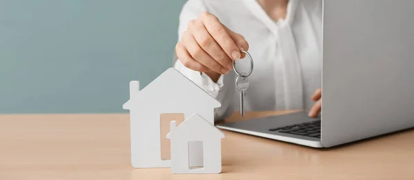 Real Estate Agent Key Laptop Figures Houses Table Closeup — Stockfoto