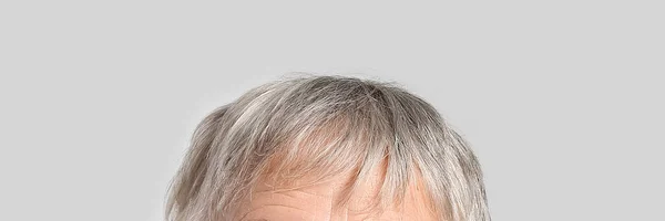 Senior Woman Grey Hair Light Background Closeup — Zdjęcie stockowe