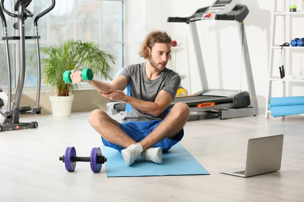 Sporty Young Man Laptop Training Gym — Stock Photo, Image