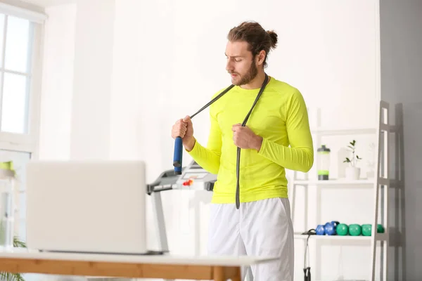 Sporty Young Man Using Laptop Online Training Gym — Stock Photo, Image