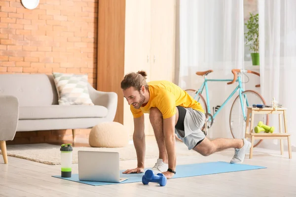 Sporty Young Man Using Laptop Online Training Home — Zdjęcie stockowe