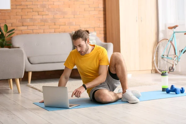 Sporty Young Man Using Laptop Online Training Home — Stock Photo, Image