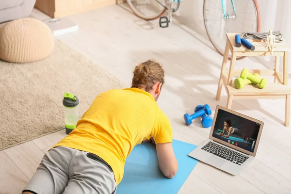 Sporty Young Man Using Laptop Online Training Home — Stockfoto