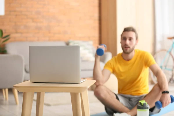 Sporty Young Man Using Laptop Online Training Home — Stock Photo, Image