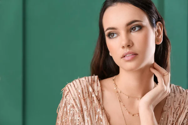Beautiful Young Woman Stylish Jewelry Green Background — Stockfoto