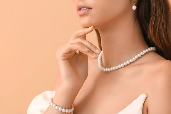 Beautiful Young Woman Stylish Pearl Jewelry Beige Background Closeup — ストック写真