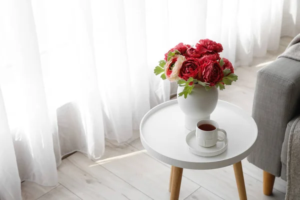 Vase Bouquet Beautiful Flowers Cup Coffee Table Room — Fotografia de Stock