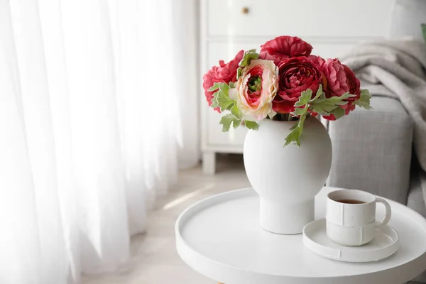 Vase Bouquet Beautiful Flowers Cup Coffee Table Room — Fotografia de Stock