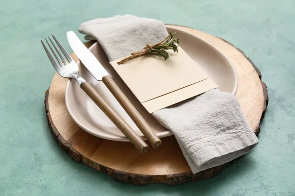 Simple Table Setting Floral Decor Green Background — Stock Photo, Image