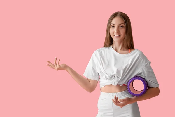 Young Woman Foam Roller Showing Something Pink Background — Fotografia de Stock