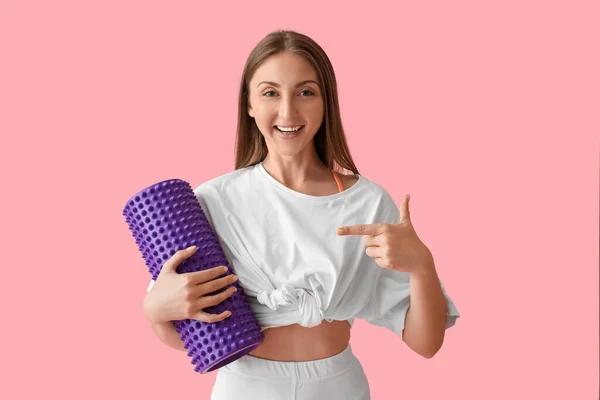 Young Woman Pointing Foam Roller Pink Background — 图库照片