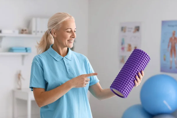 Mature Physiotherapist Pointing Foam Roller Rehabilitation Center — Stock Photo, Image