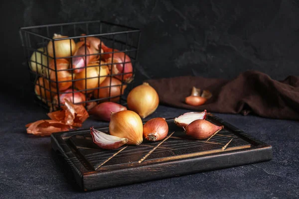 Wooden Board Onion Dark Background — Stock Photo, Image