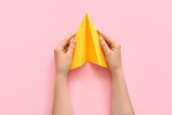 Woman Yellow Paper Plane Pink Background — ストック写真