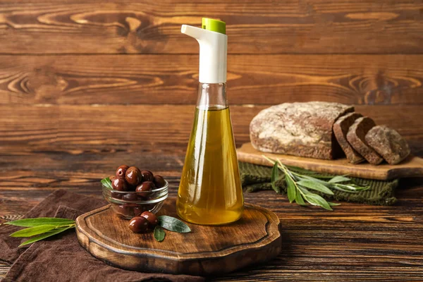 Board Bottle Fresh Oil Olives Wooden Background — Stock Photo, Image