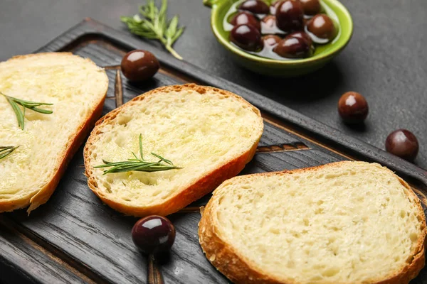 Wooden Board Slices Fresh Bread Olives Dark Background Closeup — Zdjęcie stockowe
