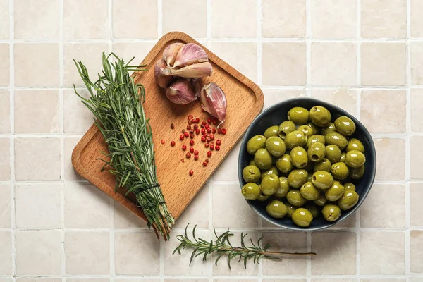 Composition Bowl Green Olives Rosemary Garlic Peppercorns Light Tile — Fotografia de Stock