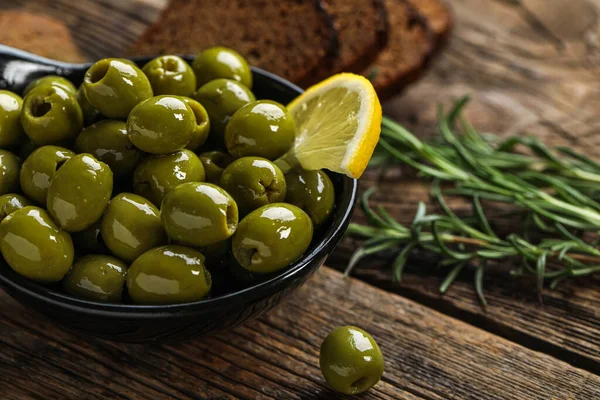 Bowl Tasty Green Olives Wooden Table Closeup — Zdjęcie stockowe