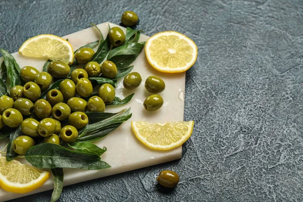 Board Tasty Green Olives Leaves Lemon Slices Dark Color Background — Stock Photo, Image