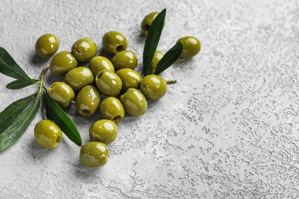 Heap Green Olives Leaves Light Background — Foto de Stock
