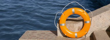 Rıhtımda cankurtaran halkası var.