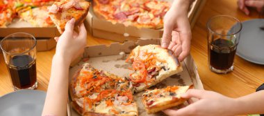 Lezzetli pizza yemek masasında, closeup gençler