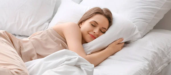 Όμορφη Νεαρή Γυναίκα Κοιμάται Στο Κρεβάτι — Φωτογραφία Αρχείου