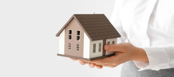 Immobilienmakler Mit Hausmodell Auf Hellem Hintergrund Nahaufnahme — Stockfoto