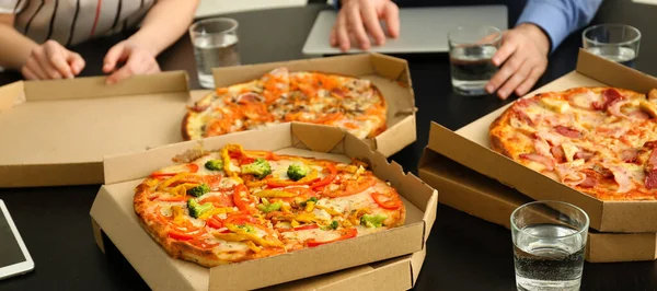 People Eating Tasty Pizza Table — Stockfoto
