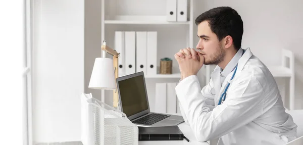 Ordensarzt Betet Klinik — Stockfoto