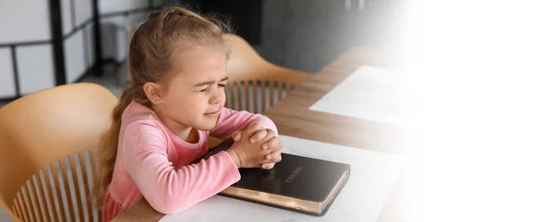 Little Girl Bible Praying Home Banner Design — Stockfoto