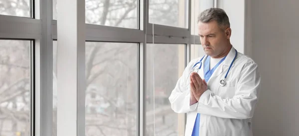Praying Mature Doctor Clinic — Stockfoto