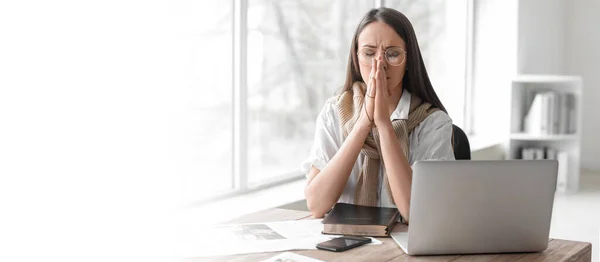 Praying Young Woman Office Banner Design — Fotografia de Stock