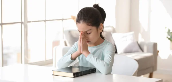 可爱的亚洲小女孩在家里祈祷 — 图库照片