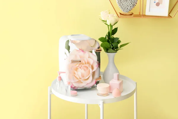 Small Refrigerator Floral Print Cosmetic Products Table Yellow Wall — 图库照片