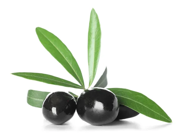 Вкусные Черные Оливки Листьями Белом Фоне — стоковое фото