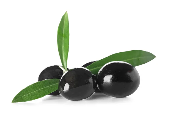 Вкусные Черные Оливки Листьями Белом Фоне — стоковое фото
