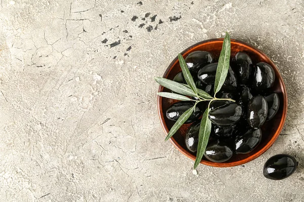 Bowl Tasty Black Olives Leaves Grunge Background — Stock Photo, Image