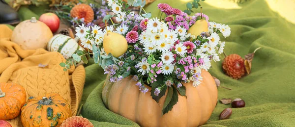 Schöner Strauß Herbstblumen Kürbis Auf Warmem Karo — Stockfoto