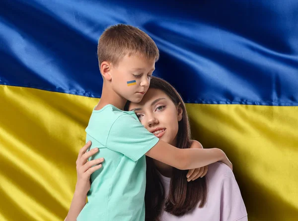 Маленький Мальчик Обнимает Женщину Национальным Флагом Украины — стоковое фото