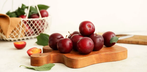 Board Fresh Ripe Plums Table — Stock Photo, Image