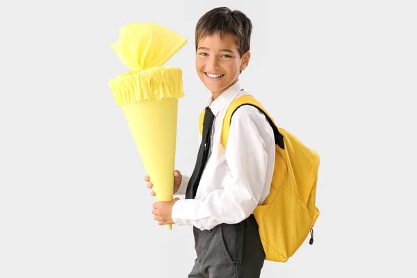 Маленький Хлопчик Жовтим Шкільним Конусом Рюкзаком Світлому Фоні — стокове фото