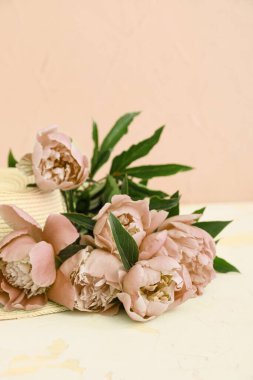 Güzel şakayık çiçekleri ve masasında şapka