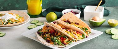 Masada lezzetli tacos ile plaka